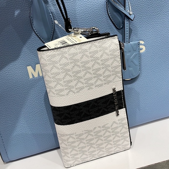 MICHAEL KORS LARGE DOUBLE ZIP WRISTLET 
Optic White Multi - Picture 6 of 16